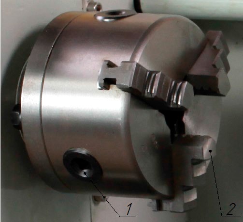 Трехкулачковый патрон смонтированный в шпинделе настольного токарно-винторезного станка Metal Master MML 210x400V
