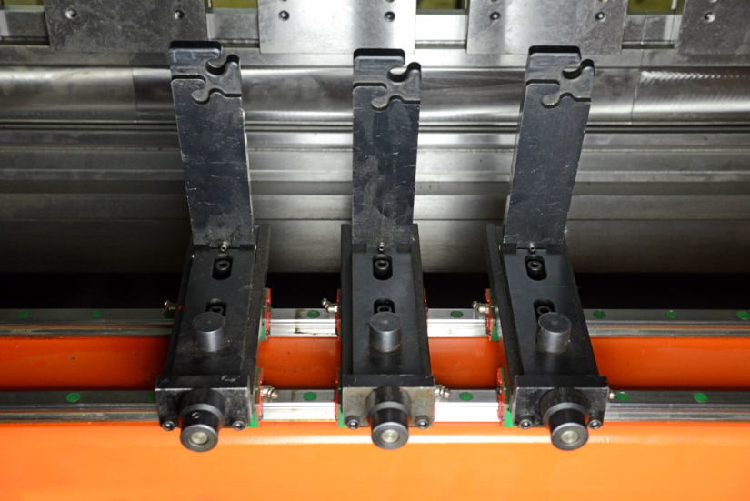 Вертикальный листогибочный пресс 
Metal Master серии HPJ 1340 с ЧПУ E22