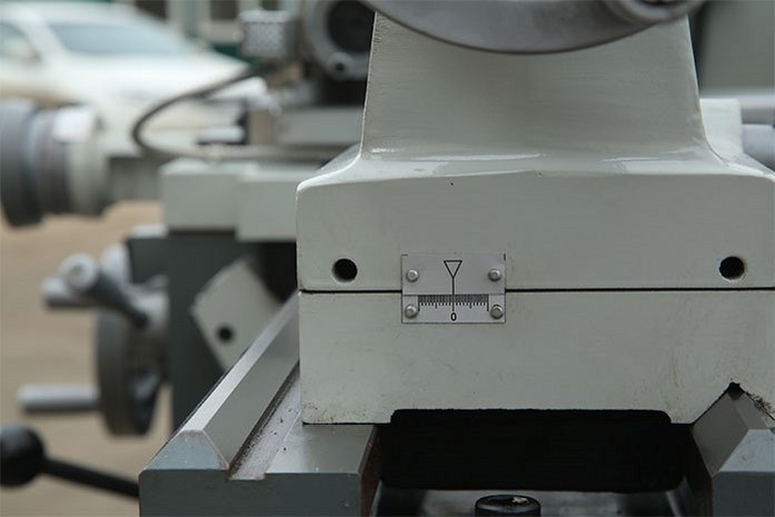На токарном станке MLM 36100 (360x1000) задняя бабка может регулироваться в поперечном диапазоне +/- 10 мм