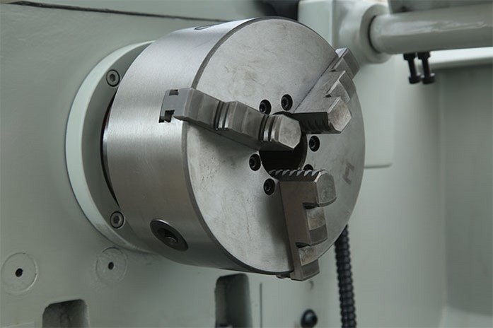 «В базе» токарного станка MLM 36100 (360x1000) установлен трехкулачковый патрон диаметром 160 мм